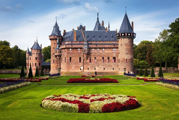 UTRECHT, UTRECHT/THE NETHERLANDS - OCTOBER 8, 2016: Medieval castle and park De Haar in autumn is very nice — Stockfoto