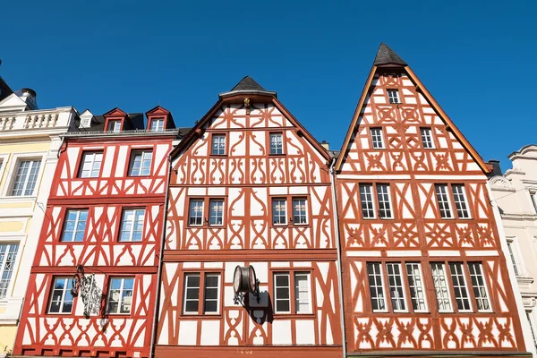 Case tradizionali tedesche a graticcio a Treviri, Renania-Palatinato, Germania — Foto Stock