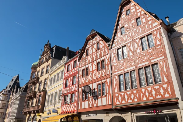 TRIER, RHINELAND-PALATINATE/ GERMANY - OCTOBER 10, 2016: Traditional German half-timbered houses on the Hauptmarkt squere — Stock Photo, Image