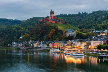 Cochem, Rheinland-Pfalz / Almanya - 15 Ekim 2016: alacakaranlıkta, Almanya Moselle Nehri Köprüsü'nden şehrin görünümü
