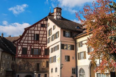  Ortaçağ fachwerk evleri şehir merkezi Stein fresklerle boyalı am Rhein, İsviçre