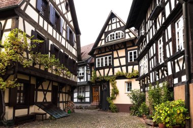 Yan sokakta Gengenbach, Baden Wurttemberg, Almanya yarı ahşap evleri ile