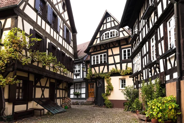 Seitenstraße mit Fachwerkhäusern in Gengenbach, Baden-Württemberg, Deutschland — Stockfoto