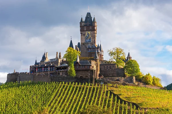 Widok na Zamek Cesarski Cochem, pośród winnic w jesieni, Niemcy — Zdjęcie stockowe