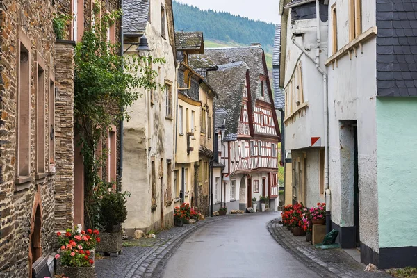 La strada del borgo medievale di Enkirch situato sul fiume Mosella, Germania — Foto Stock
