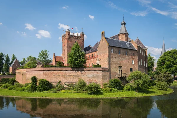 S'Heerenberg, Gelderland-Hollandia - Juni 4, 2016:View a történelmi vár Haus Berg egy napsütéses nyári nap — Stock Fotó