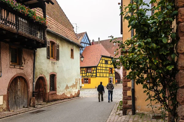 På gatorna i den gamla befästa staden Bergheim; Alsace; Frankrike — Stockfoto