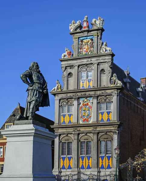 Dos lugares de interés de la ciudad Hoorn - Westfries Museum y el Monumento de Jan Pieterszoon Coen - en la plaza Rode Steen, Países Bajos — Foto de Stock