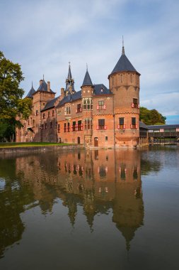 Ortaçağ Kalesi De Haar Hollanda suya yansıyan.