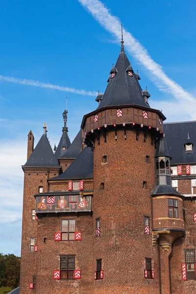 Tornyok, a középkori vár De Haar, Utrecht, Hollandia közelében — Stock Fotó