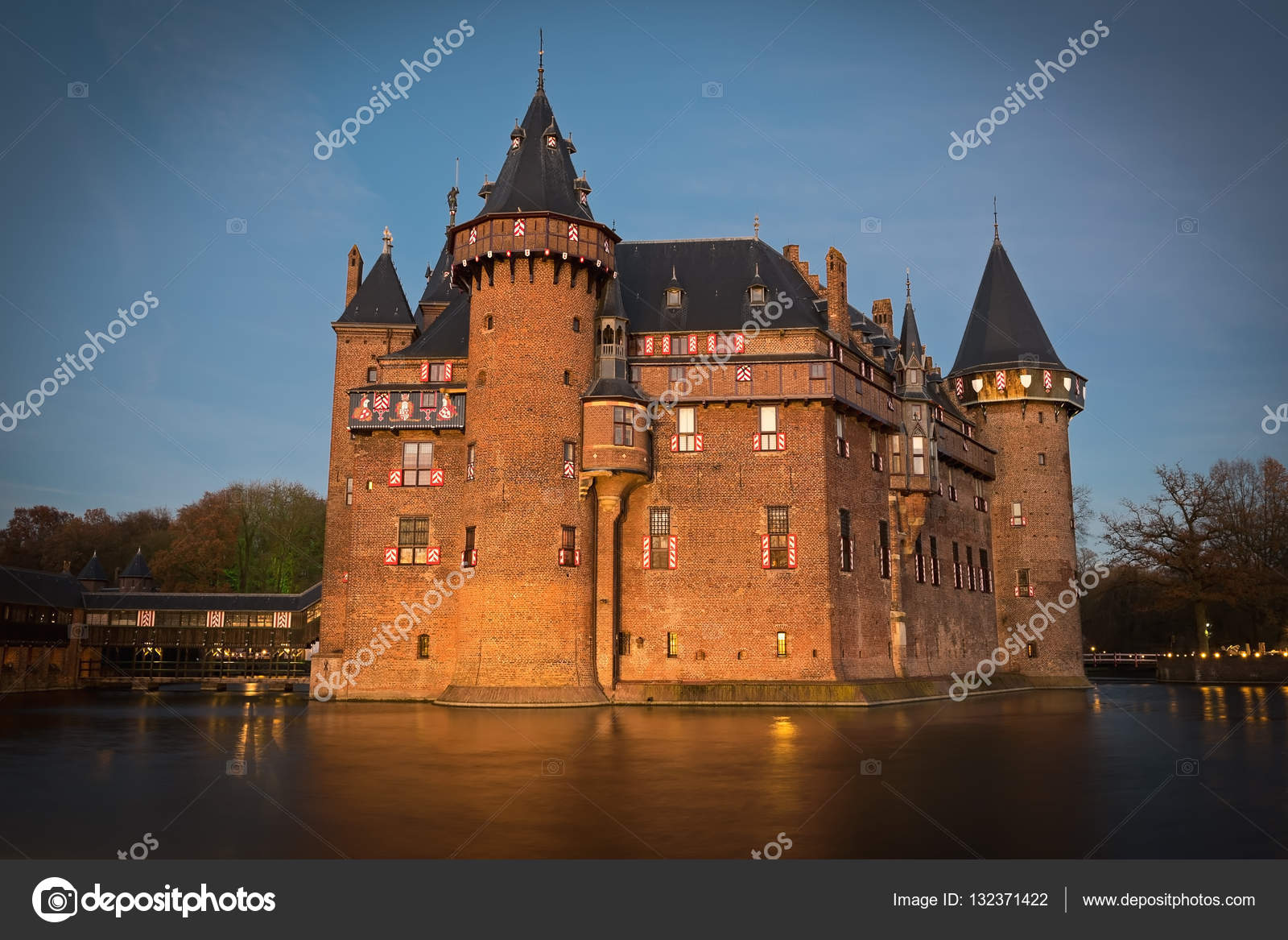 Middeleeuws kasteel De Haar in de avond verlichting, Nederland ... Middeleeuws kasteel De Haar in de avond verlichting, Nederland ...
