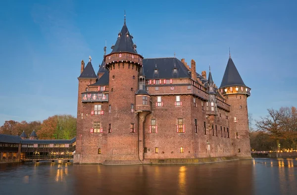 Utsikt över det medeltida slottet De Haar nära Utrecht i skymningen, Nederländerna — Stockfoto