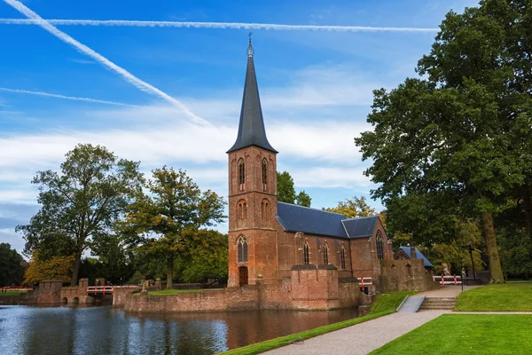 Церковь в парке, окружающем средневековый замок Де Хаар, недалеко от Утрехта, Нидерланды — стоковое фото