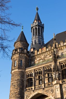 Bölüm Aachen Belediye Binası kuleleri ve rakamlar mavi gökyüzü, Almanya 