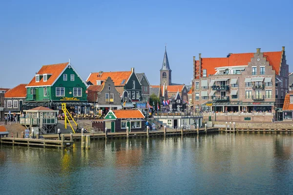 Volendam, Noord-Holland / Nederland - 2 April 2014: weergave van Volendam haven van de veerboot. Volendam is een zeer populaire toeristische bestemming in Noord-Holland — Stockfoto