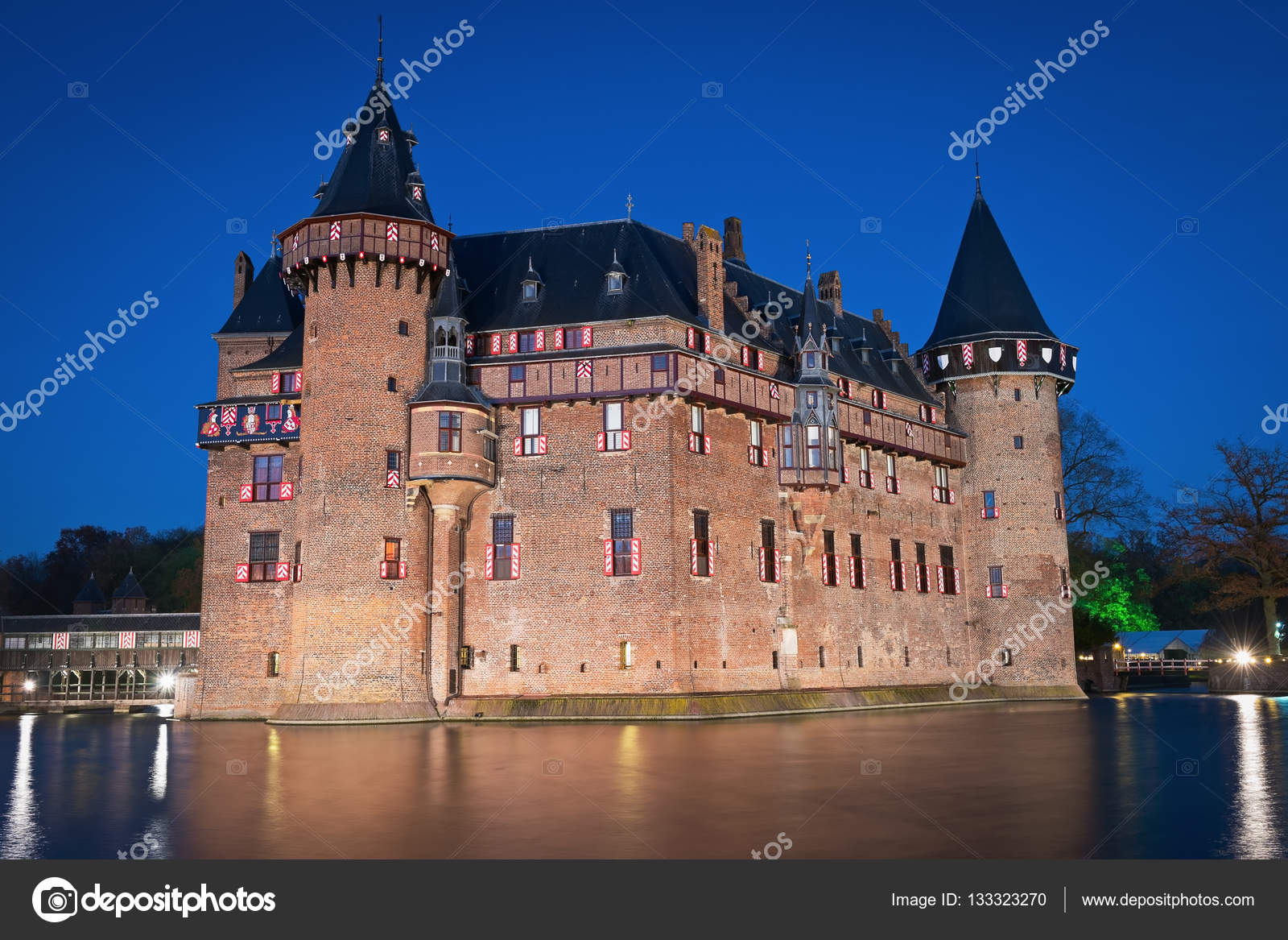 Uitzicht op het middeleeuwse kasteel De Haar in de avond verlichting ... Uitzicht op het middeleeuwse kasteel De Haar in de avond verlichting ...