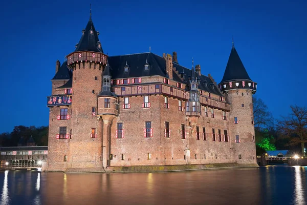 A középkori várra néz De Haar a megvilágítás este, Hollandia — Stock Fotó