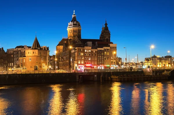 Amsterdam, North Holland/The Nederland - 4 December 2016: Uitzicht over de stad met de kerk van St.Nicholas en Schreierstoren nachts tijdens licht Festival — Stockfoto