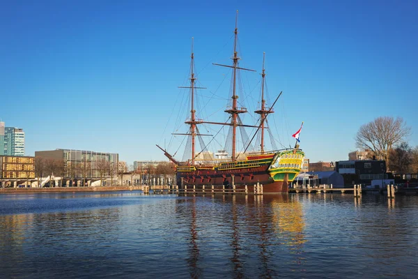 Die schiffsreplik vor dem nationalen maritimen museum in amsterdam, Niederlande — Stockfoto