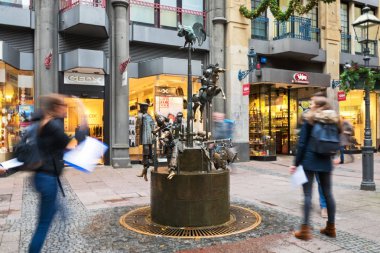 Mağaza ve bir çeşme ile işlek cadde Noel için dekore edilmiş ve şehir merkezinde