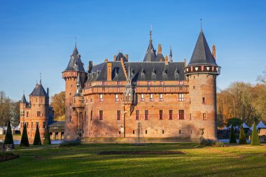 Görünüm Ortaçağ Kalesi De Haar Park sonbaharda, Hollanda