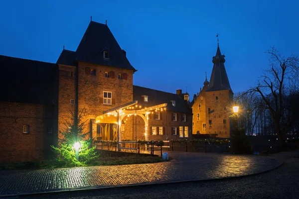 Castelo de Doorwerth medieval no rio Reno perto da cidade de Arnhem no final da noite, Países Baixos . — Fotografia de Stock