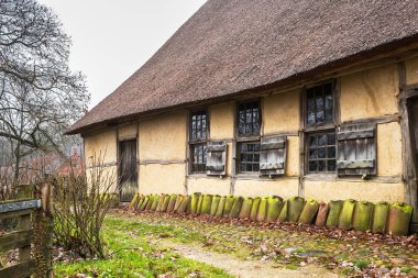 Arnhem yakınındaki Hollanda açık hava müzesinde eski drentse çiftlik