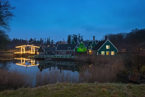 Vista noturna da vila de Zaanse no museu ao ar livre Arnhem, Países Baixos — Fotografia de Stock