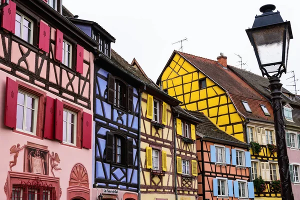 COLMAR, ALSACE / FRANCIA 26 OTTOBRE. Famose case colorate a graticcio attirano turisti da tutto il mondo — Foto Stock