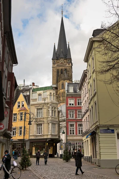 AACHEN / GERMANIA - 20 NOVEMBRE. Torre della Cattedrale di Aquisgrana sorge sopra tutti gli altri edifici del centro città decorati per Natale — Foto Stock