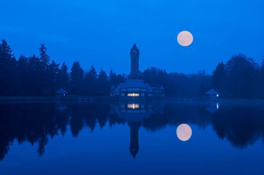Aziz Hubertus Hunting Lodge Hollanda Milli Parkı De Hoge Veluwe içinde gizemli görünümü güneş battıktan sonra