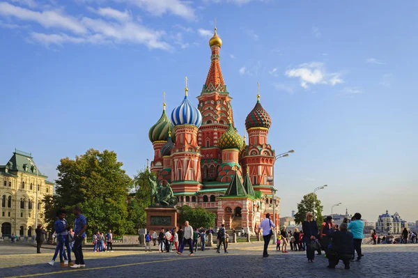 Moskau / Russland - 22. September: Die Kathedrale des Heiligen Wassili auf dem Roten Platz ist ein sehr beliebtes Touristenziel in der Hauptstadt — Stockfoto