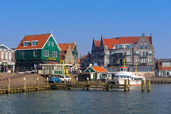 Volendam, Noord-Holland / Nederländerna - februari, 16: utsikt över den populära turistmålet - Volendam strandpromenaden och hamnen - vintertid — Stockfoto