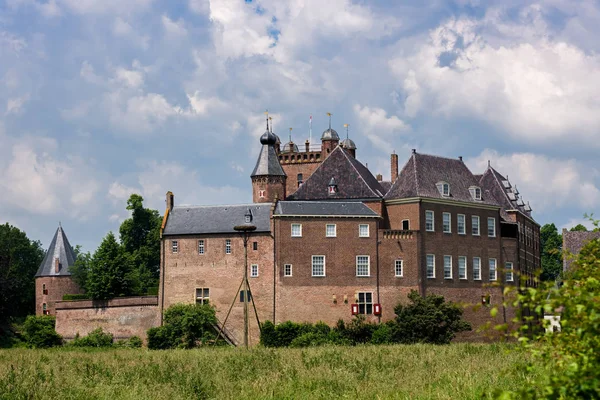 S 'HEERENBERG, GELDERLAND / PAÍSES BAIXOS - JUNI 4. Vista do famoso castelo histórico holandês Haus Berg no verão — Fotografia de Stock
