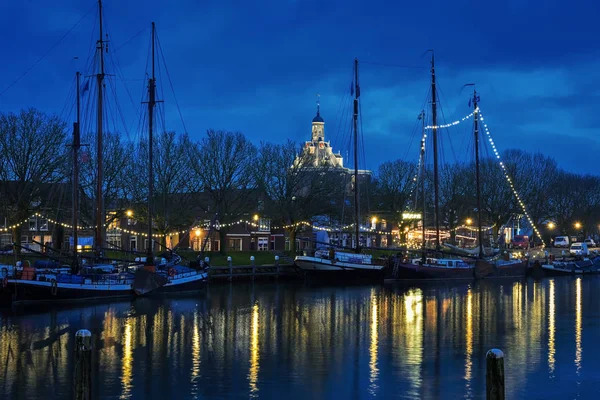 Vue sur Enkhuizen et le port de Buiten depuis la gare le soir, Pays-Bas — Photo
