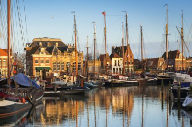Enkhuizen, Kuzey Hollanda / Hollanda - 10 Ocak 2017: şehir ve Oude harbor Bridge akşam, Hollanda tarihi bölümünün görünümünü