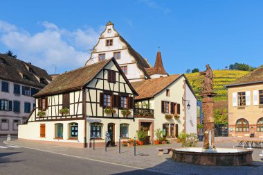 Andlau, Alsace / Fransa - 19 Ekim 2015: sonbaharda küçük şehrin merkezi kare. Andlau onun ilk günlerinden beri şarap büyüyen Merkezi ve gezgin hedef olmuştur.