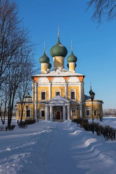 Katedrála Proměnění Páně z Kremlu Uglich v slunný zimní den, Rusko — Stock fotografie