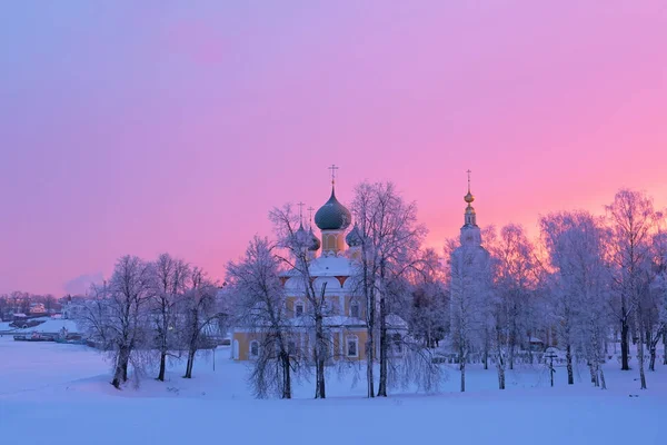 冬の日の出は、ロシアの背景にウグリチ クレムリンの変容大聖堂 — ストック写真