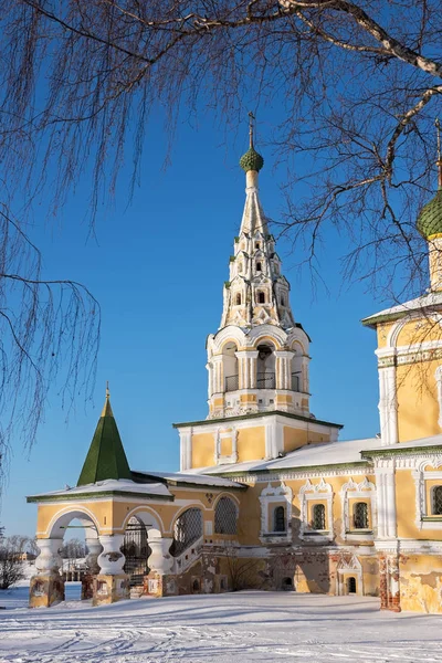 Campanario de la Iglesia de San Juan Bautista en Uglich en invierno, Rusia — Foto de Stock
