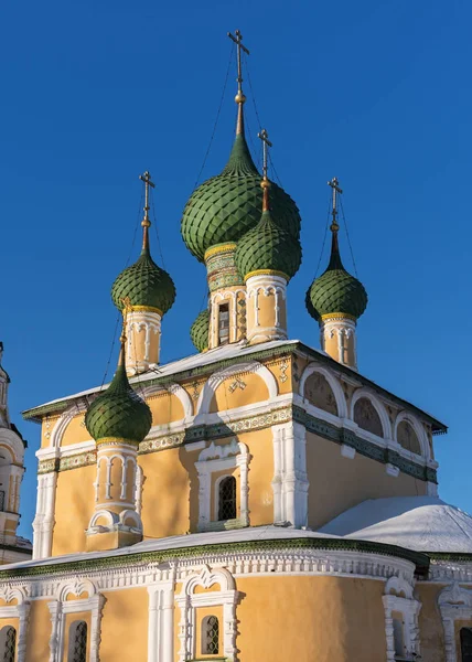 Koepels van de kerk van St Jan de Doper in Oeglitsj in de winter, Rusland — Stockfoto