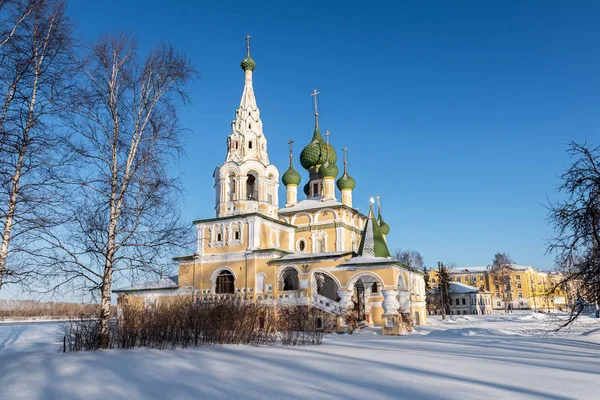 Kerk van Johannes de Doper in Oeglitsj in een zonnige winterdag, Rusland — Stockfoto