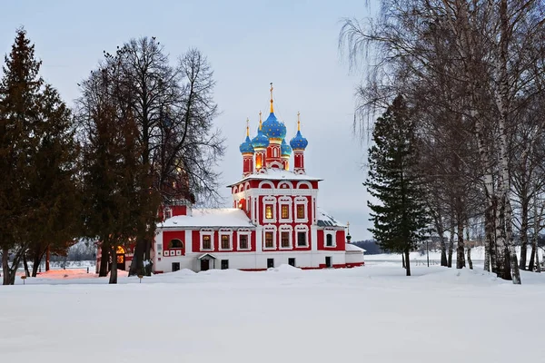Kostel carevič Dimitry na krvi v Kremlu Uglich v zimní večer, Rusko — Stock fotografie