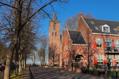 Edam, Kuzey Hollanda / Hollanda - 16 Ocak 2017: Ulusal Anıt - azam St.Nicholas Kilisesi - görünümünü bir güneşli kış gününde