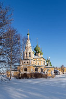 Kilise St John the Baptist Uglich bir güneşli kış günü, Rusya içinde