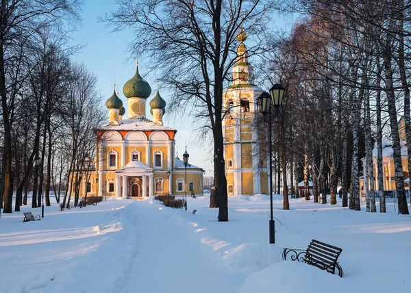 El camino a la Catedral de la Transfiguración del Kremlin de Uglich en invierno, Rusia —  Fotos de Stock