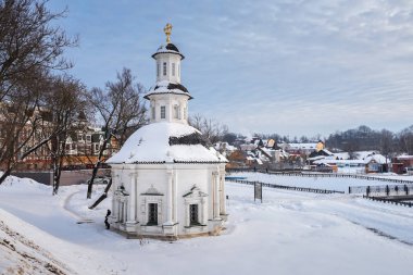 Chapel Pyatnitsky su kuyusu içinde Sergiev Posad (Zagorsk) kışın, Rusya Federasyonu