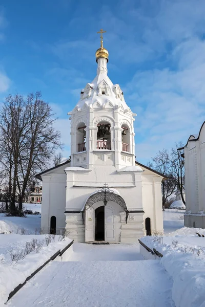 Weißer Tempel der großen Märtyrerin Paraskewa in sergiev posad im Winter, Russland — Stockfoto