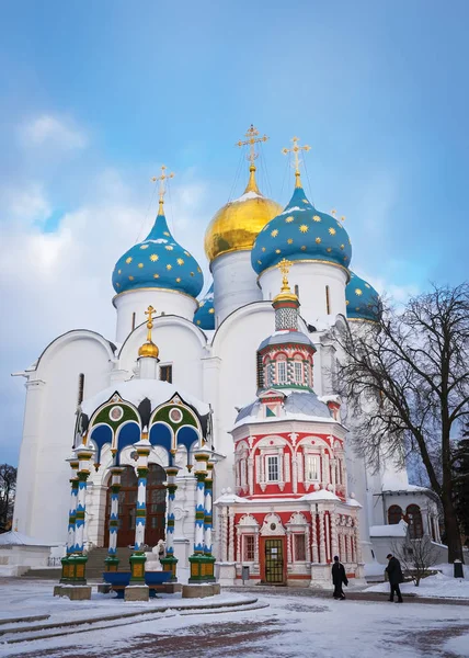Voorkant van de kathedraal van de veronderstelling van de Trinity Lavra van St. Sergius in Sergiev Posad, Rusland — Stockfoto