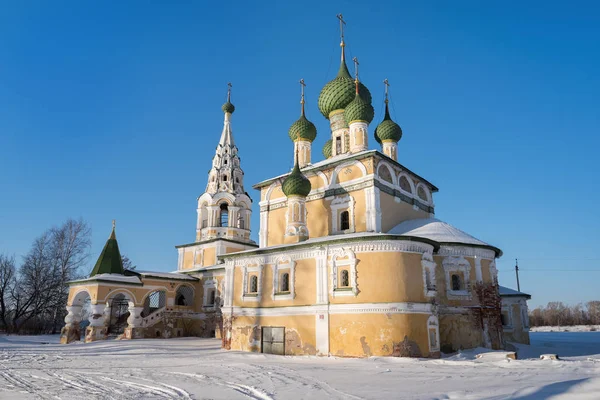 Церковь Иоанна Крестителя в Угличе в солнечный зимний день, Россия — стоковое фото